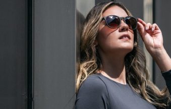 WM1220_bruin_Vrouw_Blik_Zon_elegant